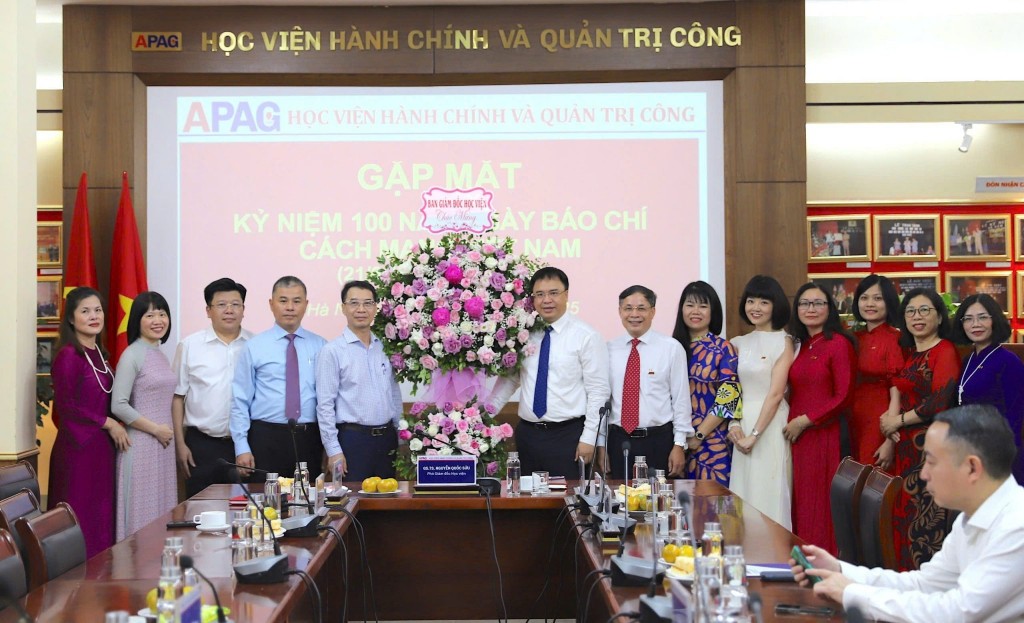 Đảng ủy, Ban Giám đốc Học viện Hành chính và Quản trị công tặng hoa chúc mừng nhân Ngày Báo chí cách mạng Việt Nam