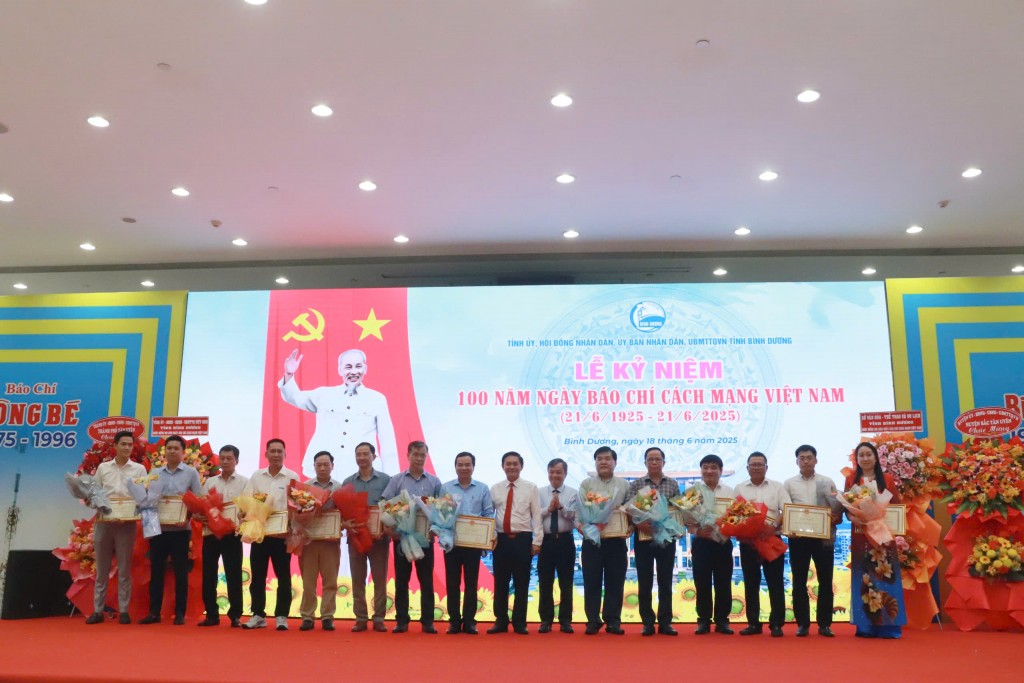 UBND tỉnh Bình Dương trao bằng khen tặng các cơ quan báo chí tiêu biểu.