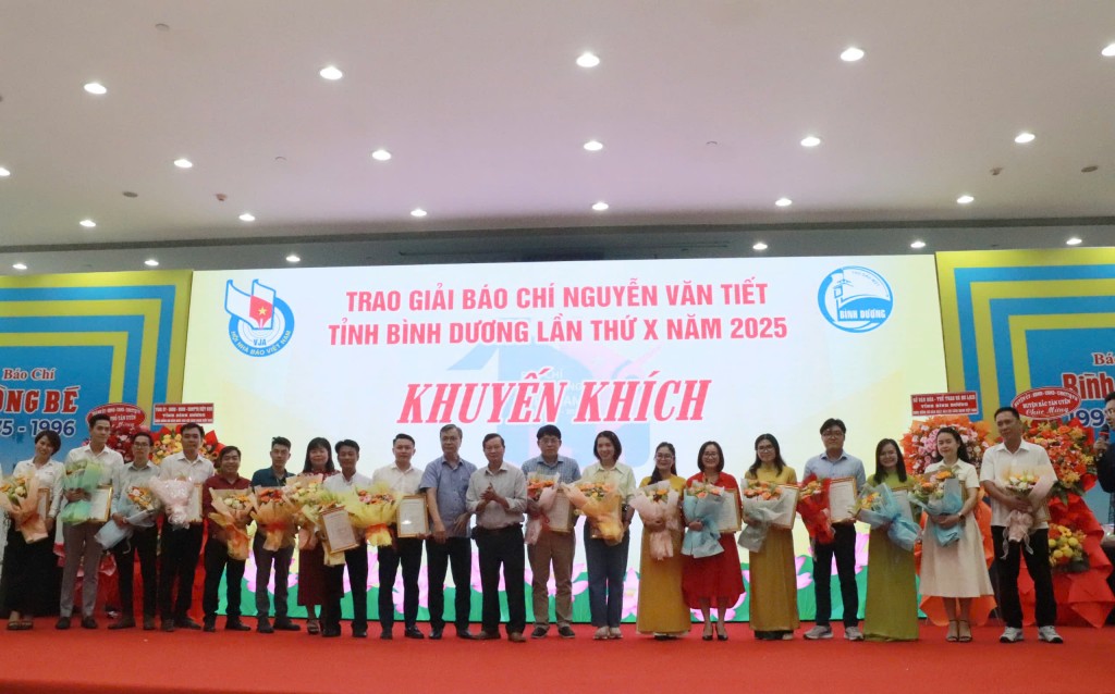  Ban tổ chức trao thưởng cho các tác giả, nhóm tác giả tiêu biểu.