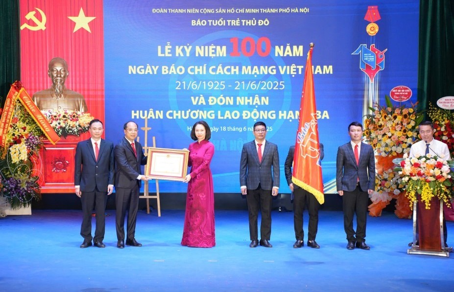 Báo Tuổi trẻ Thủ đô đón nhận Huân chương dịp 100 năm báo chí
