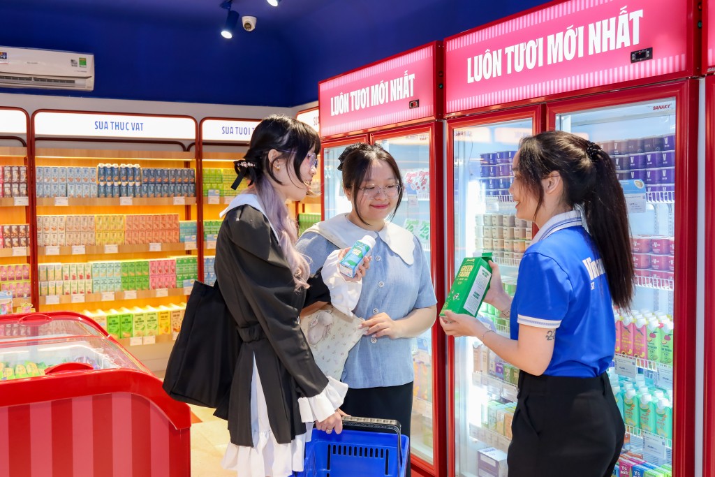 Đổi mới ấn tượng, “bắt sóng” giới trẻ, Vinamilk được nhóm khách hàng trẻ chú ý và yêu thích (Ảnh: Nguyên Phương).