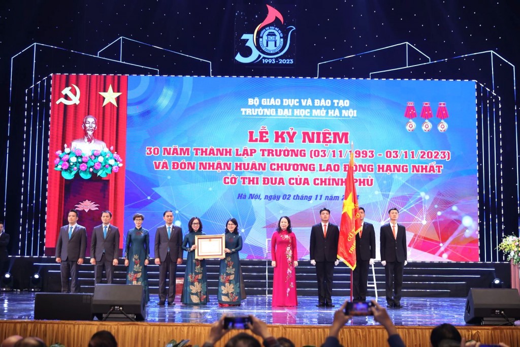Trường Đại học Mở Hà Nội đón nhận Huân chương Lao động hạng Nhất năm 2023