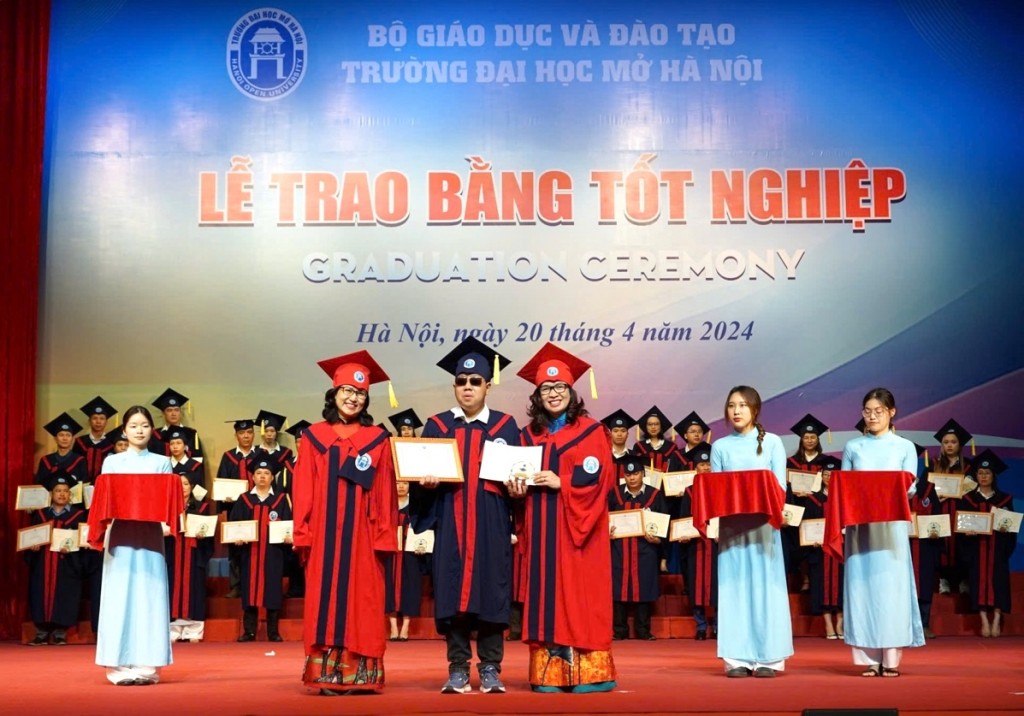 Lãnh đạo Trường Đại học Mở Hà Nội trao bằng tốt nghiệp tới sinh viên khiếm thị