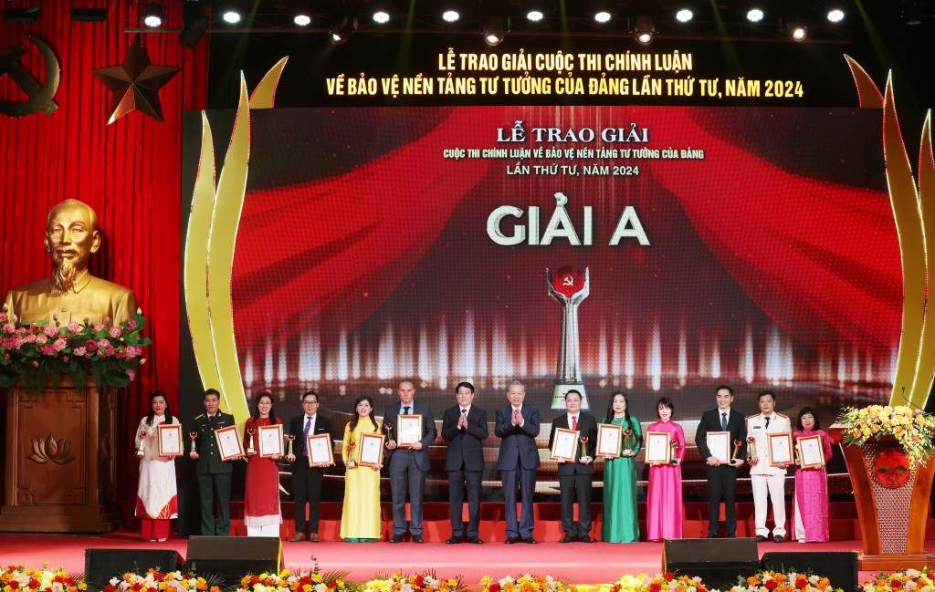 Ban Tổ chức trao giải A cho tác giả, nhóm tác giả đoạt giải cuộc thi chính luận về bảo vệ nền tảng tư tưởng của Đảng lần thứ 4