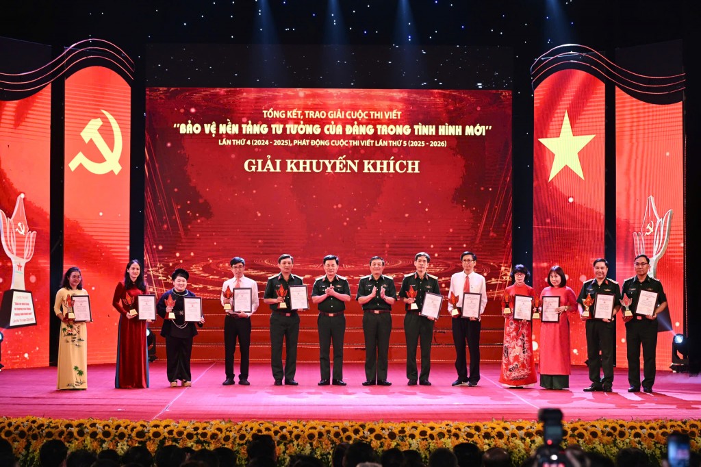 Phóng viên Thu Phương - Báo Tuổi trẻ Thủ đô (đứng thứ 3 bên phải) đoạt giải khuyến khích A cuộc thi viết “Bảo vệ nền tảng tư tưởng của Đảng trong tình hình mới” lần thứ 4 