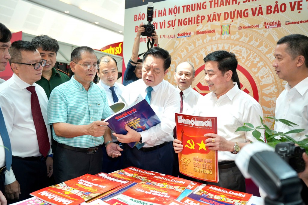 Các vị đại biểu tham quan, trải nghiệm các ấn phẩm báo chí