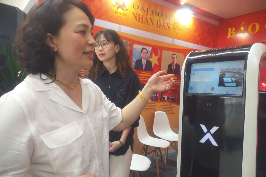 Đại diện báo Đại biểu Nhân dân giới thiệu về robot lễ tân 