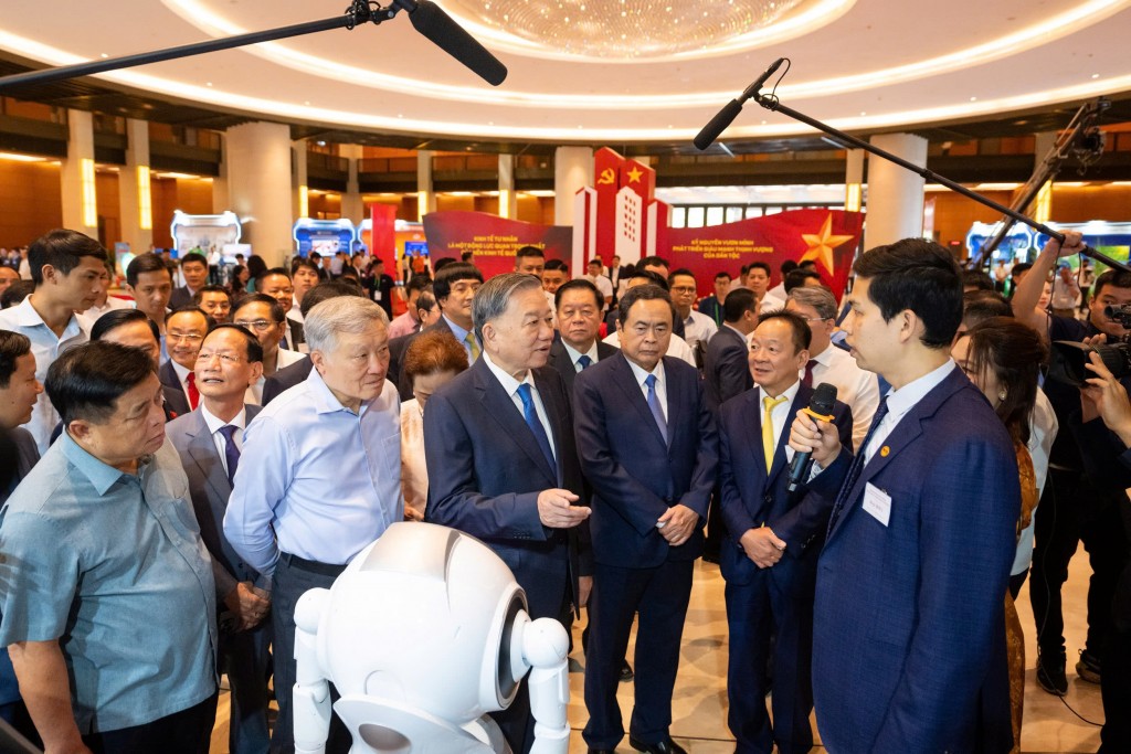 Tổng Bí thư Tô Lâm và các đại biểu nghe đại diện doanh nghiệp tư nhân giới thiệu về những thành tựu, sản phẩm mang tính đột phá