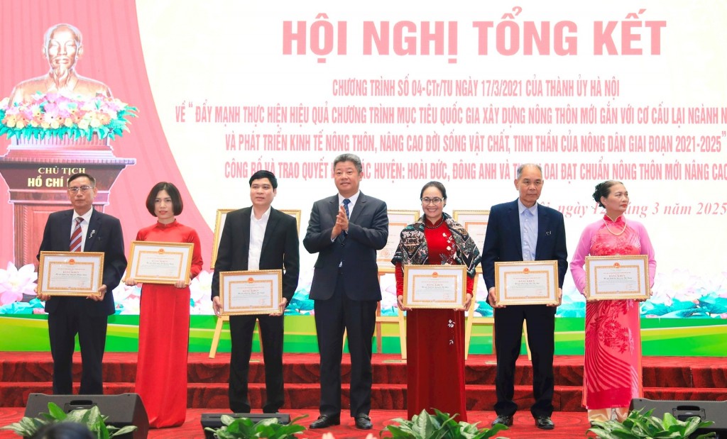 Báo chí “mở đường”, nông thôn đổi thay Báo chí “mở đường”, nông thôn đổi thay