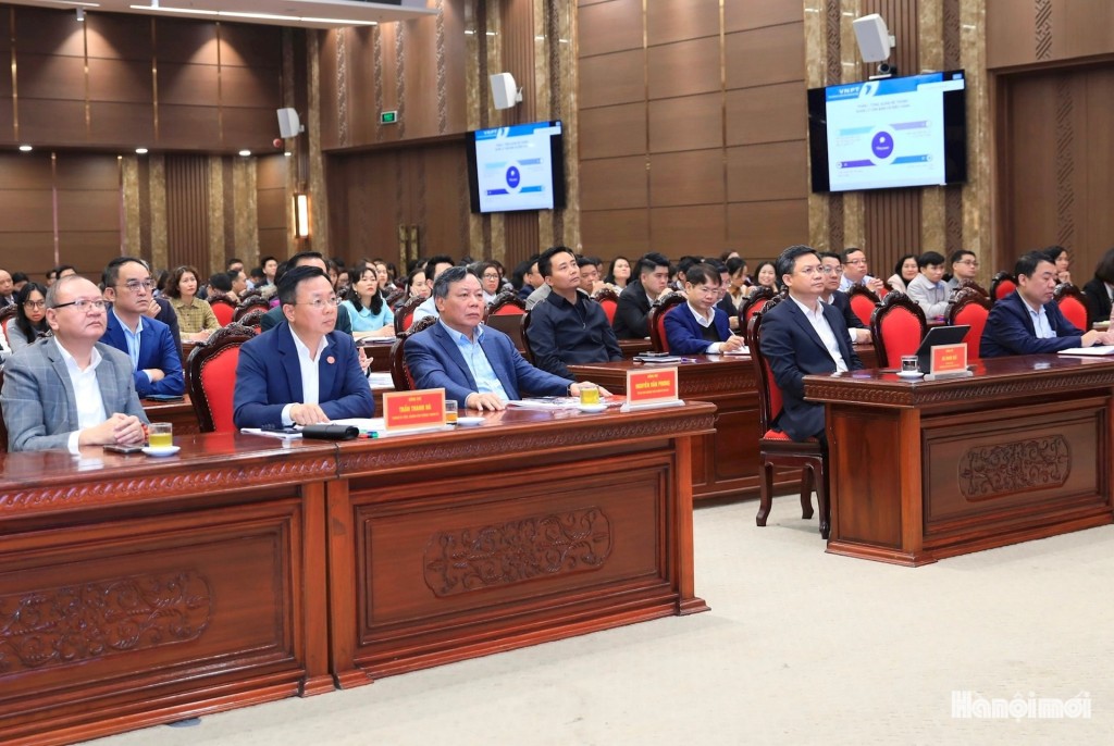 Phó Bí thư Thường trực Thành ủy Hà Nội Nguyễn Văn Phong chủ trì hội nghị tập huấn một số ứng dụng chuyển đổi số trong các cơ quan Đảng, Mặt trận Tổ quốc và các tổ chức chính trị - xã hội thành phố tháng 2-2025. Ảnh: Quang Thái