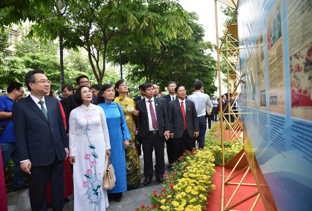 Đoàn đại biểu tham quan triển lãm