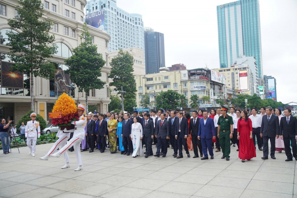   Đoàn đại biểu lãnh đạo do đồng chí Nguyễn Thanh Nghị, Phó Bí thư Thường trực Thành ủy TP Hồ Chí Minh đến dâng hoa tại tượng đài Chủ tịch Hồ Chí Minh tại phố đi bộ Nguyễn Huệ (Quận 1)