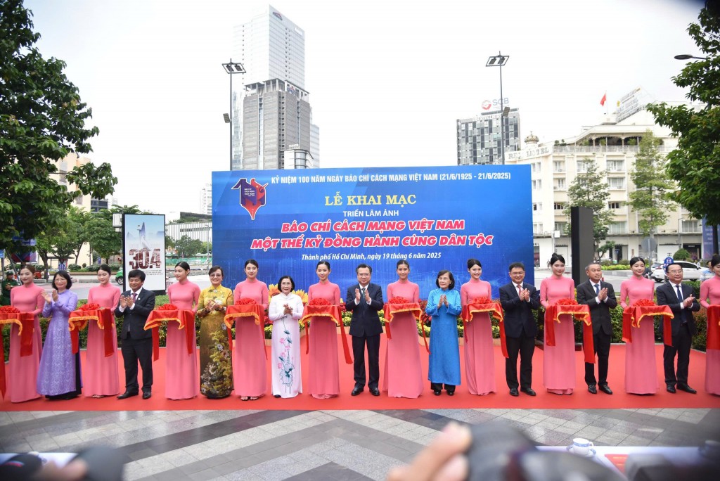 Các đại biểu thực hiện nghi thức khai mạc triển lãm