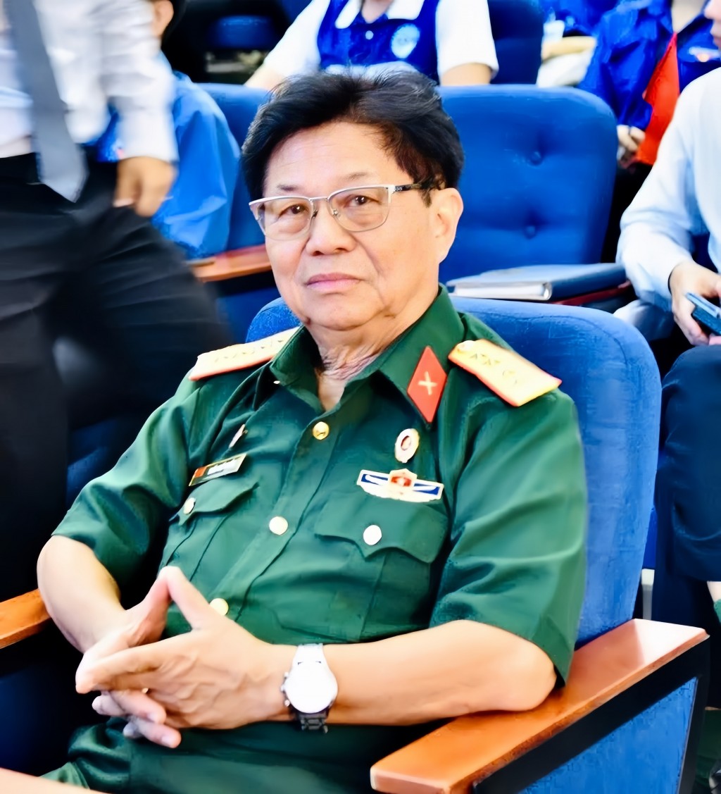 Đại tá - Nhà báo Trần Thế Tuyển, nguyên Cục phó Cục Báo chí, nguyên Tổng Biên tập Báo Sài Gòn Giải phóng, Chủ tịch Hội Hỗ trợ gia đình liệt sĩ TP Hồ Chí Minh