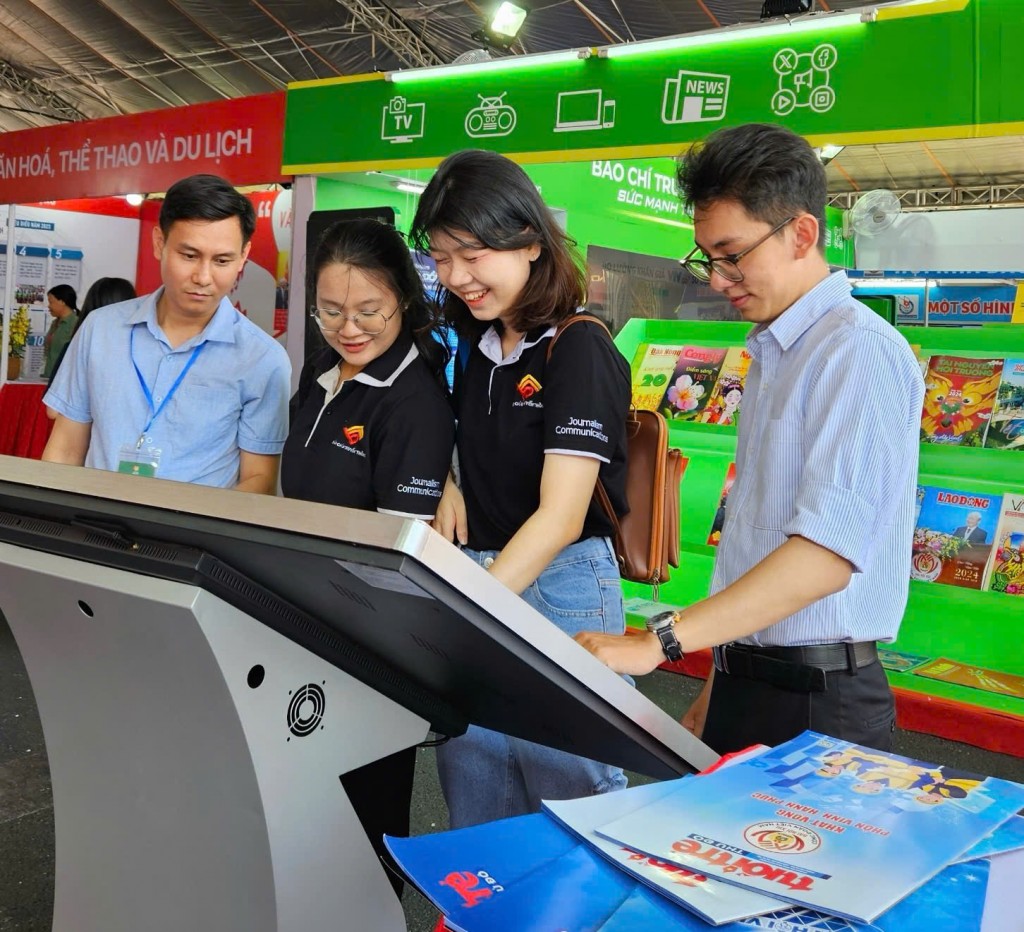 Các bạn trẻ tham quan trưng bày Báo Tuổi trẻ Thủ đô tại sự kiện Hội Báo toàn quốc 2024