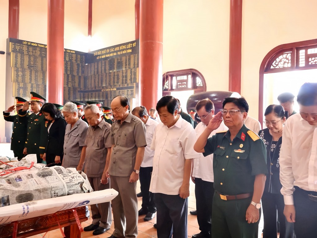 Nhà báo Trần Thế Tuyển cùng các đại biểu tưởng niệm các Anh hùng liệt sĩ tại Di tích lịch sử quốc gia Khu vực Đồn Long Khốt, tỉnh Long An