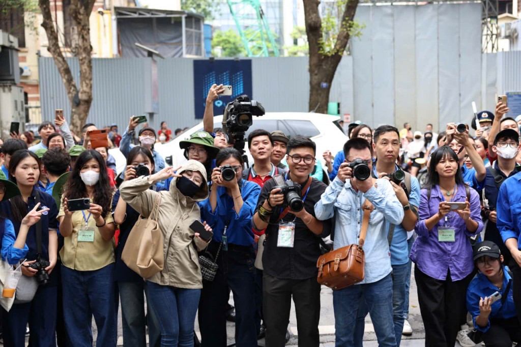 Phóng viên các cơ quan báo chí tác nghiệp trong kỳ thi tuyển sinh vào lớp 10 tại Hà Nội. Ảnh: Thanh Tùng