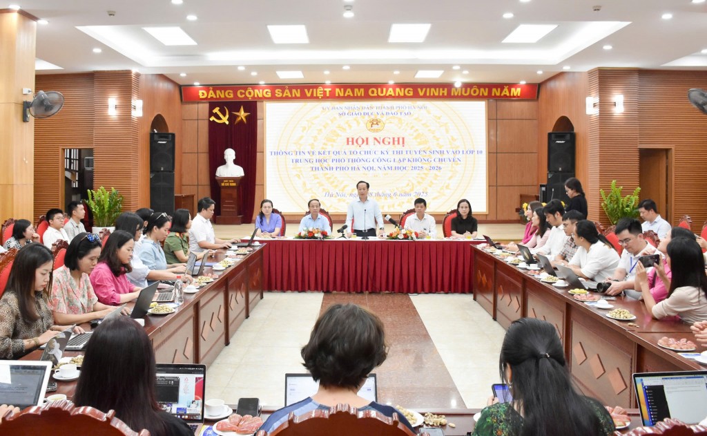 Giám đốc Sở GD&ĐT Hà Nội Trần Thế Cương phát biểu trong hội nghị thông tin về kỳ thi tuyển sinh vào lớp 10