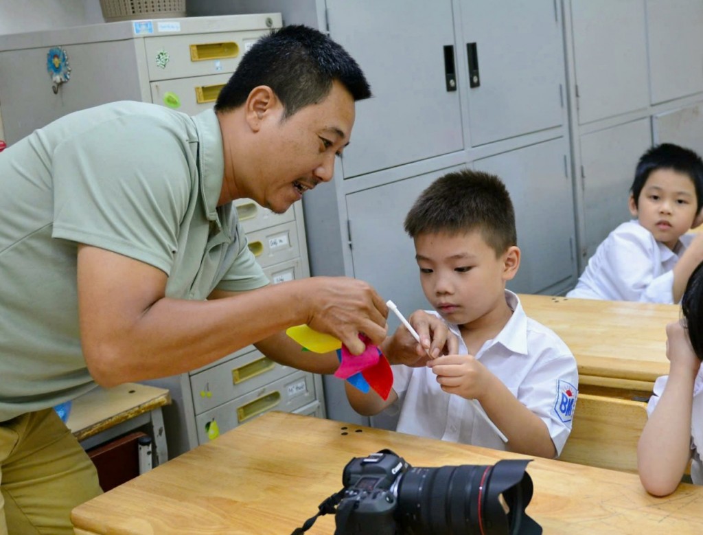 Nhà báo Thanh Tùng và học sinh trường Tiểu học Bình Minh