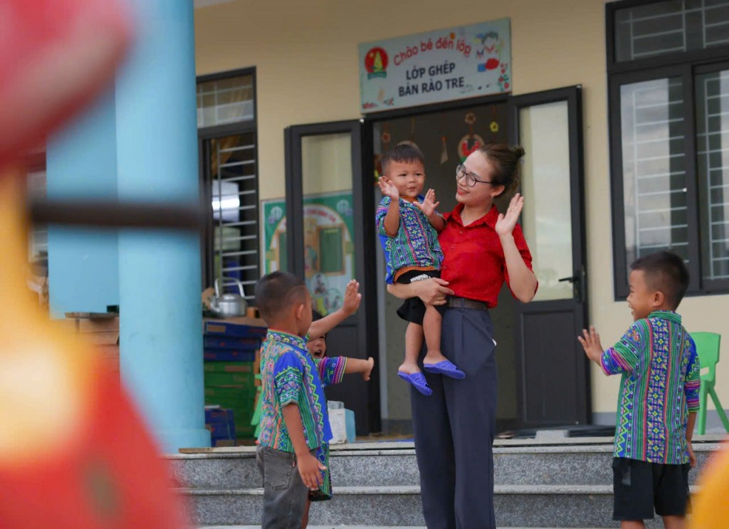 Các học sinh đồng bào dân tộc Chứt, bản Rào Tre, huyện Hương Sơn, Hà Tĩnh qua góc máy của anh Thanh Tùng