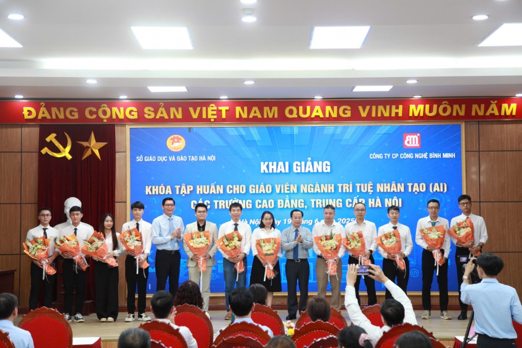 Hà Nội khai giảng khóa tập huấn giáo viên ngành trí tuệ nhân tạo