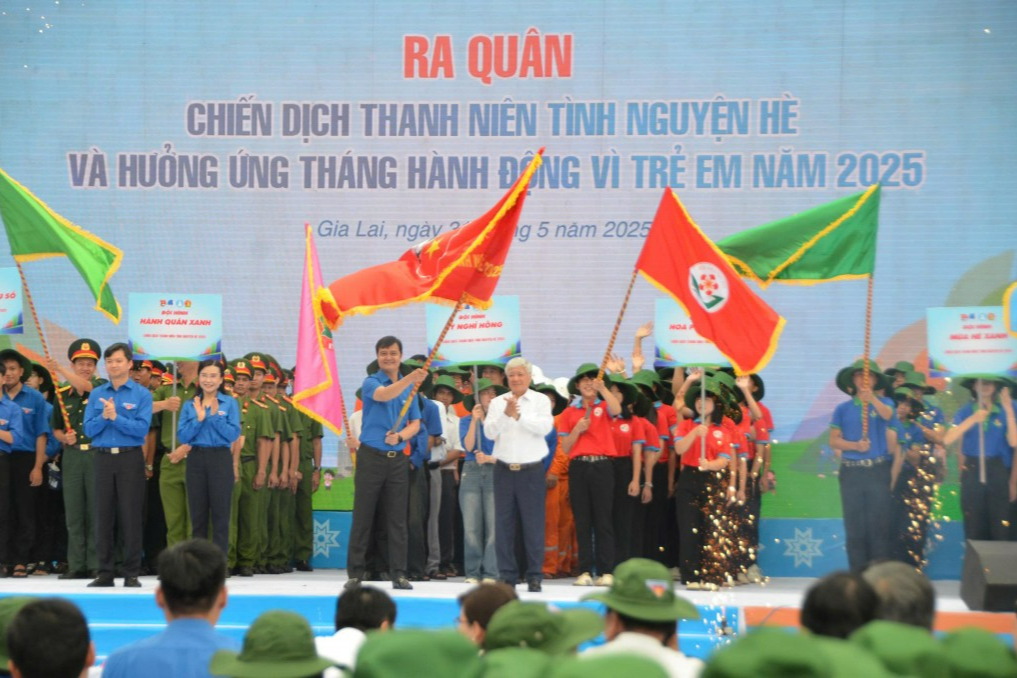 : Ủy viên Bộ Chính trị, Bí thư Trung ương Đảng, Bí thư Đảng ủy Mặt trận Tổ quốc, các đoàn thể Trung ương, Chủ tịch Ủy ban Trung ương Mặt trận Tổ quốc Việt Nam Đỗ Văn Chiến dự và trao cờ Chiến dịch Thanh niên tình nguyện hè 2025 đến Ban Bí thư Trung ương Đoàn