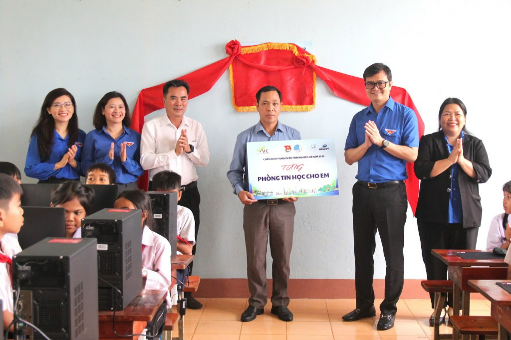 Ủy viên dự khuyết Trung ương Đảng, Bí thư Thứ nhất Trung ương Đoàn Bùi Quang Huy trao tặng công trình “Phòng tin học cho em”
