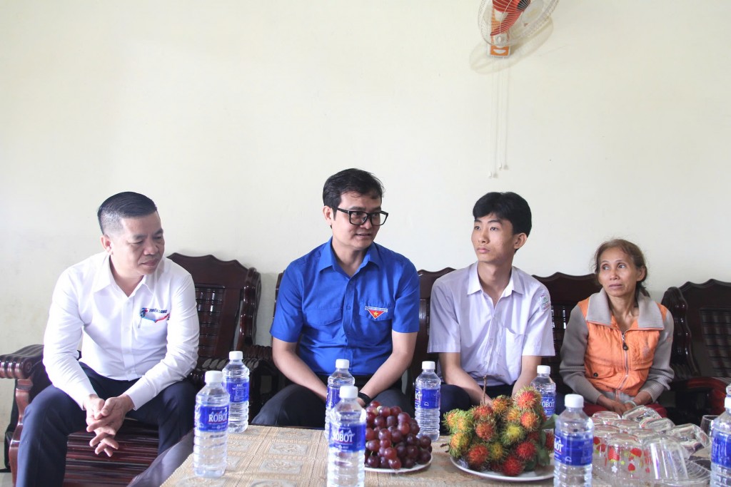 : Ủy viên dự khuyết Trung ương Đảng, Bí thư Thứ nhất Trung ương Đoàn Bùi Quang Huy thăm hỏi, trao tặng quà đến học sinh hoàn cảnh khó khăn của tỉnh Gia Lai