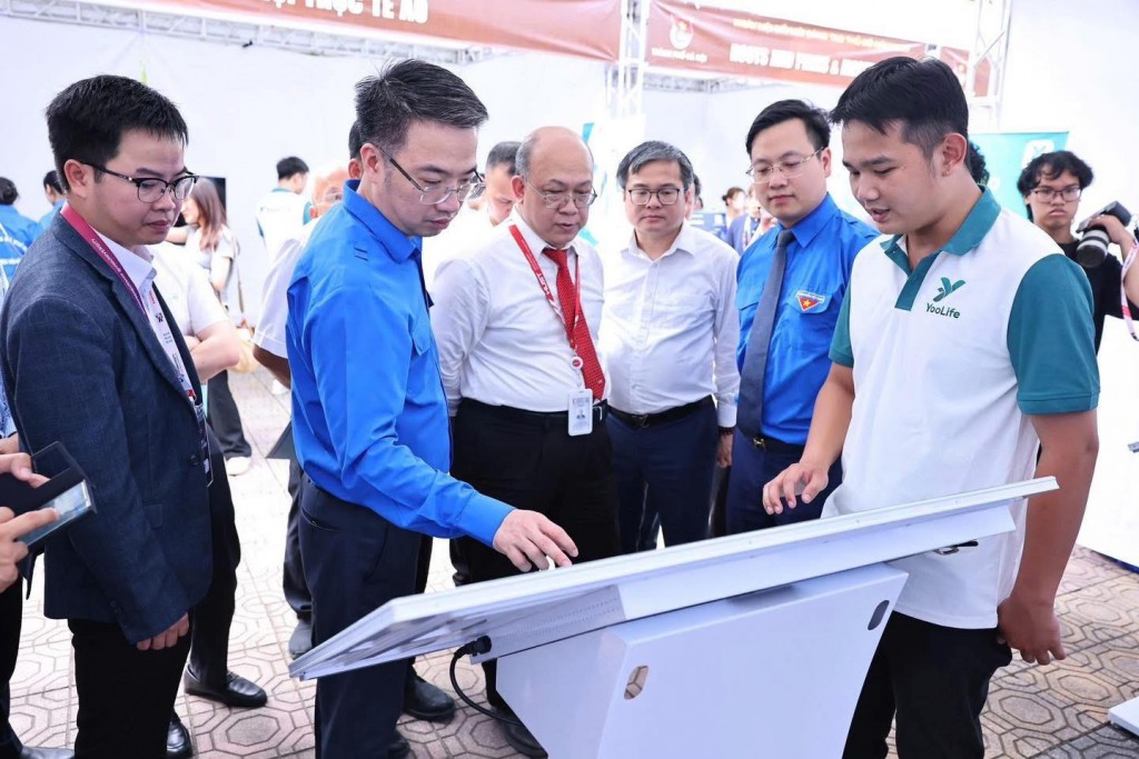 Bí thư Trung ương Đoàn, Chủ tịch Hội Liên hiệp Thanh niên Việt Nam Nguyễn Tường Lâm (thứ hai từ trái sang) dự Ngày hội đổi mới sáng tạo của tuổi trẻ Thủ đô