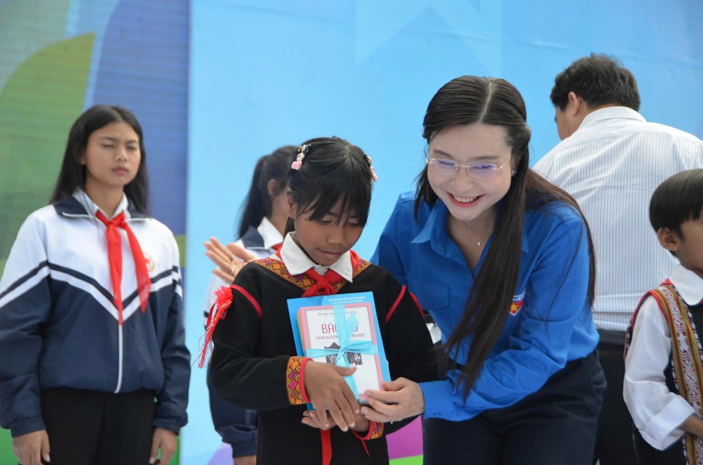 Bí thư Trung ương Đoàn, Chủ tịch Hội đồng Đội Trung ương Nguyễn Phạm Duy Trang trao tặng quà các học sinh