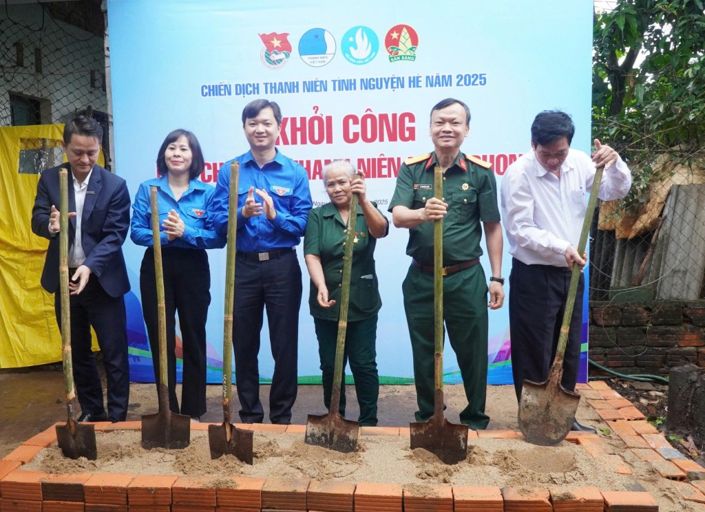 Bí thư Trung ương Đoàn, Chủ tịch Hội Sinh viên Việt Nam Nguyễn Minh Triết tham dự lễ khởi công công trình thanh niên