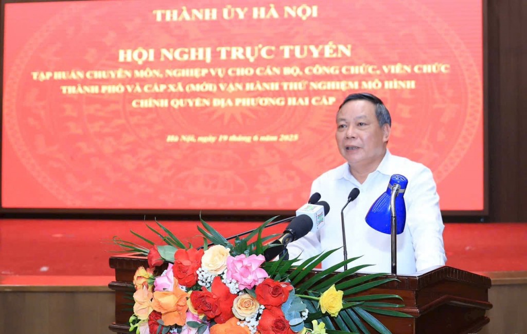 Phó Bí thư Thường trực Thành ủy Hà Nội Nguyễn Văn Phong phát biểu tại hội nghị. Ảnh: Quang Thái