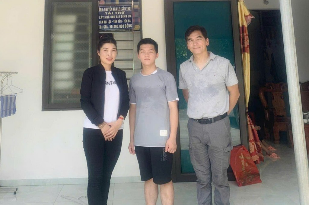 Bạn đọc Báo Thanh Niên ở Mỹ đã đến thăm gia đình Lâm Đại Lộc trong dịp về Việt Nam