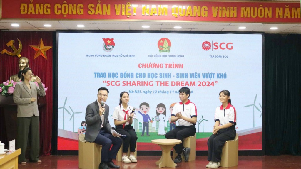 Trần Thị Mai Huê (bên phải) trong chương trình giao lưu với đoàn viên, thanh niên