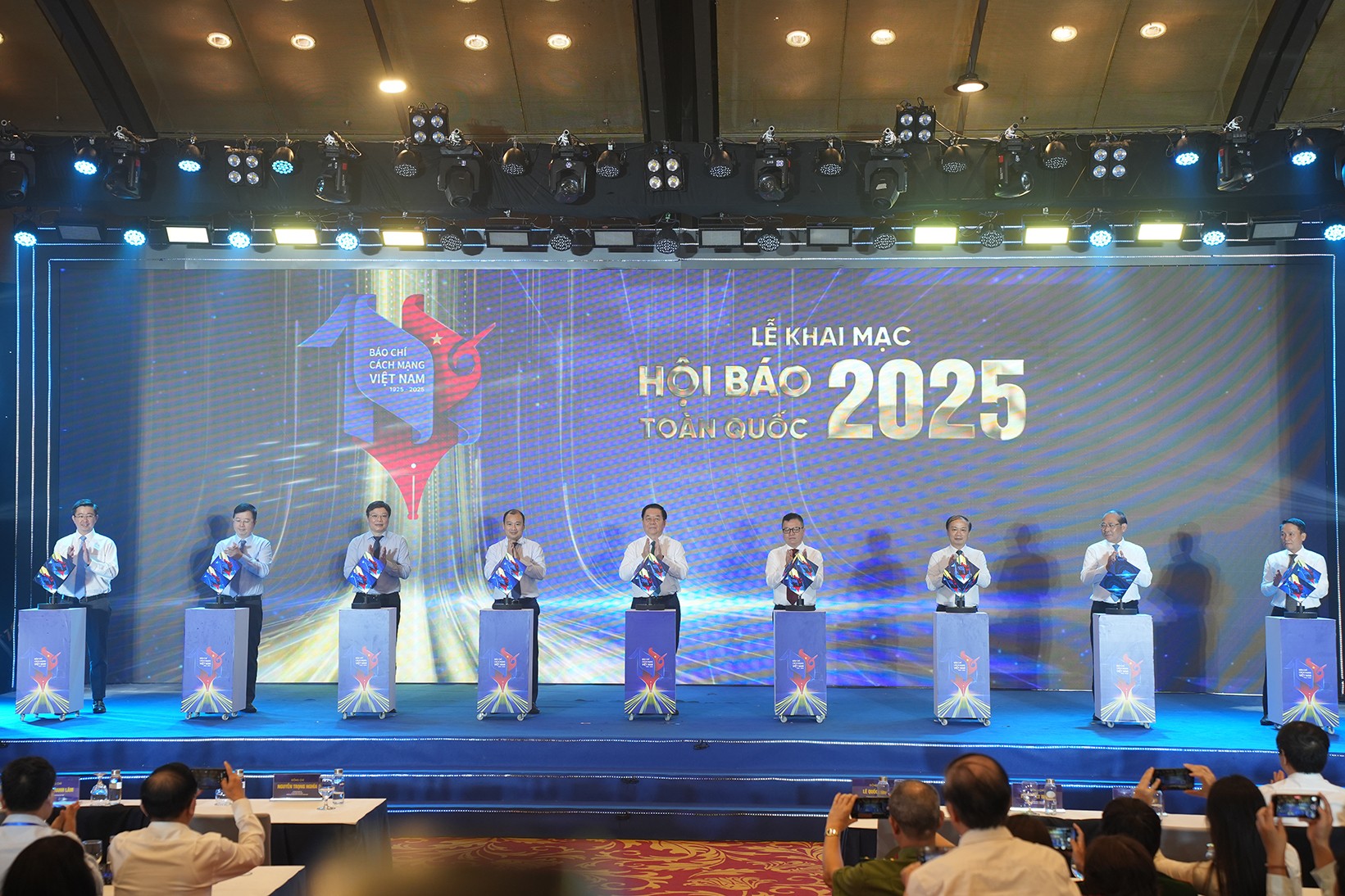 Các đại biểu thực hiện nghi thức khai mạc Hội báo toàn quốc 2025.