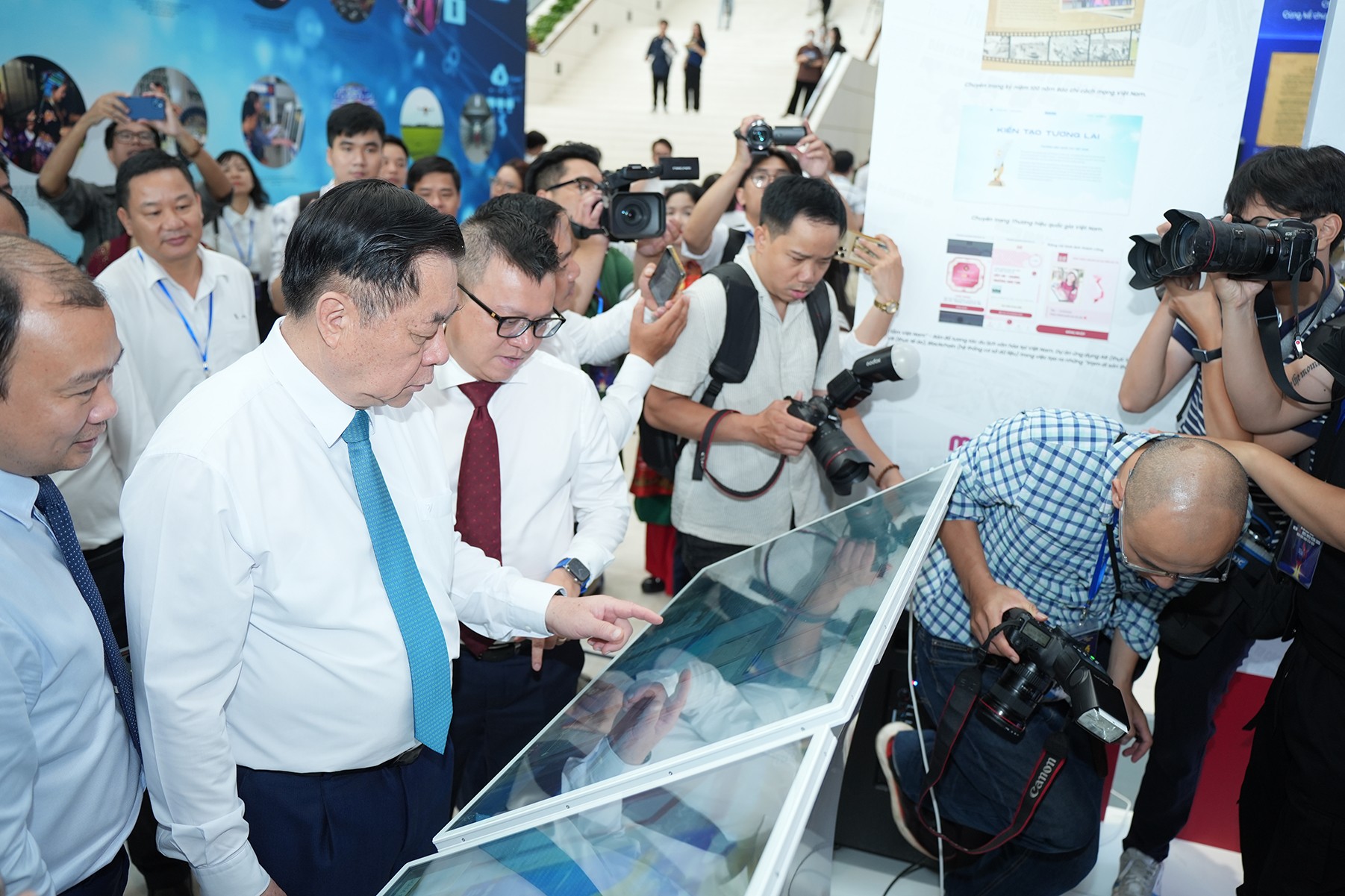 Các đại biểu trải nghiệm ứng dụng công nghệ số vào báo chí hiện đại
