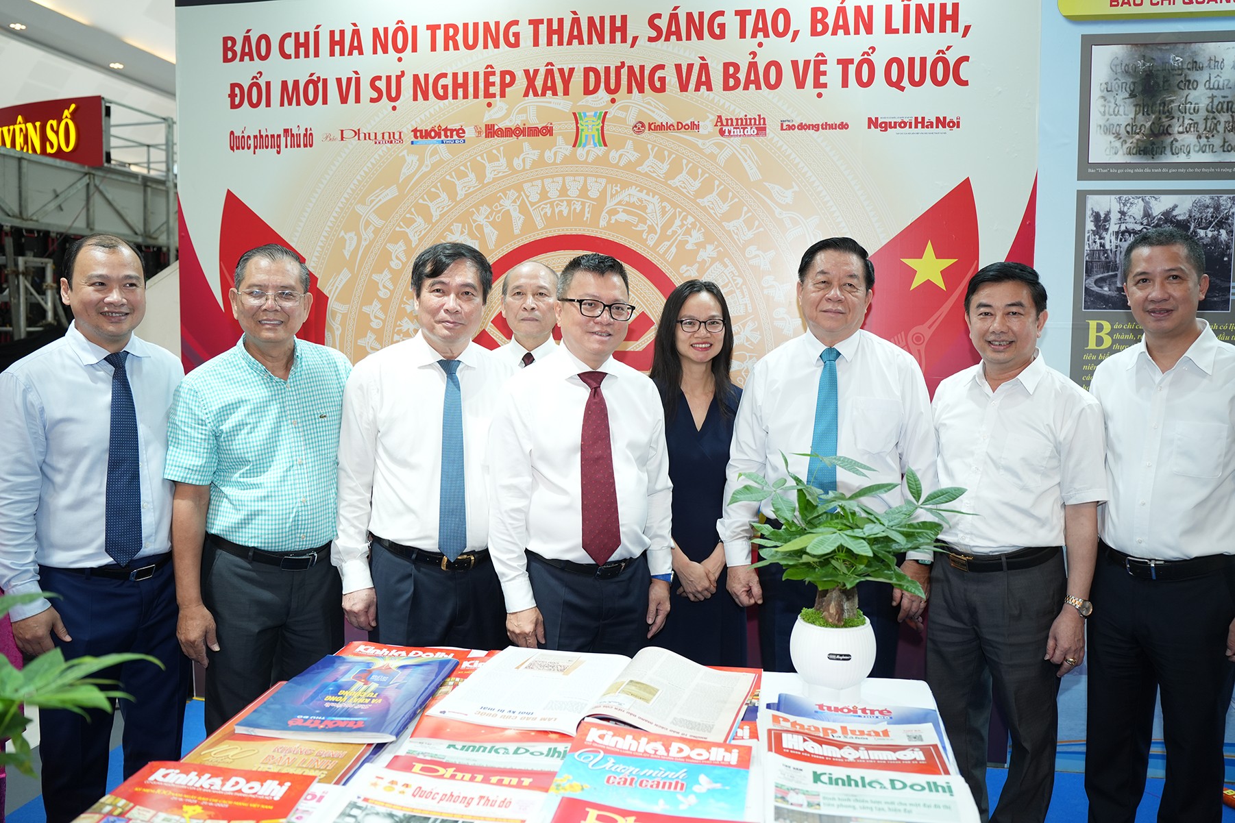 Các đại biểu tham quan gian hàng tại hội báo