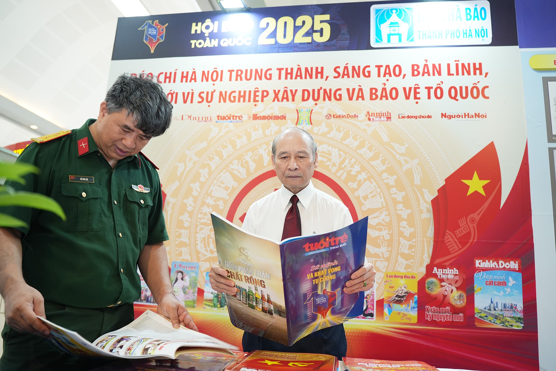 Phó Chủ tịch thường trực Hội nhà báo TP Hà Nội (bên phải) cùng tờ báo Tuổi trẻ Thủ đô số đặc biệt chào mừng kỷ niệm 100 năm Ngày Báo chí cách mạng Việt Nam