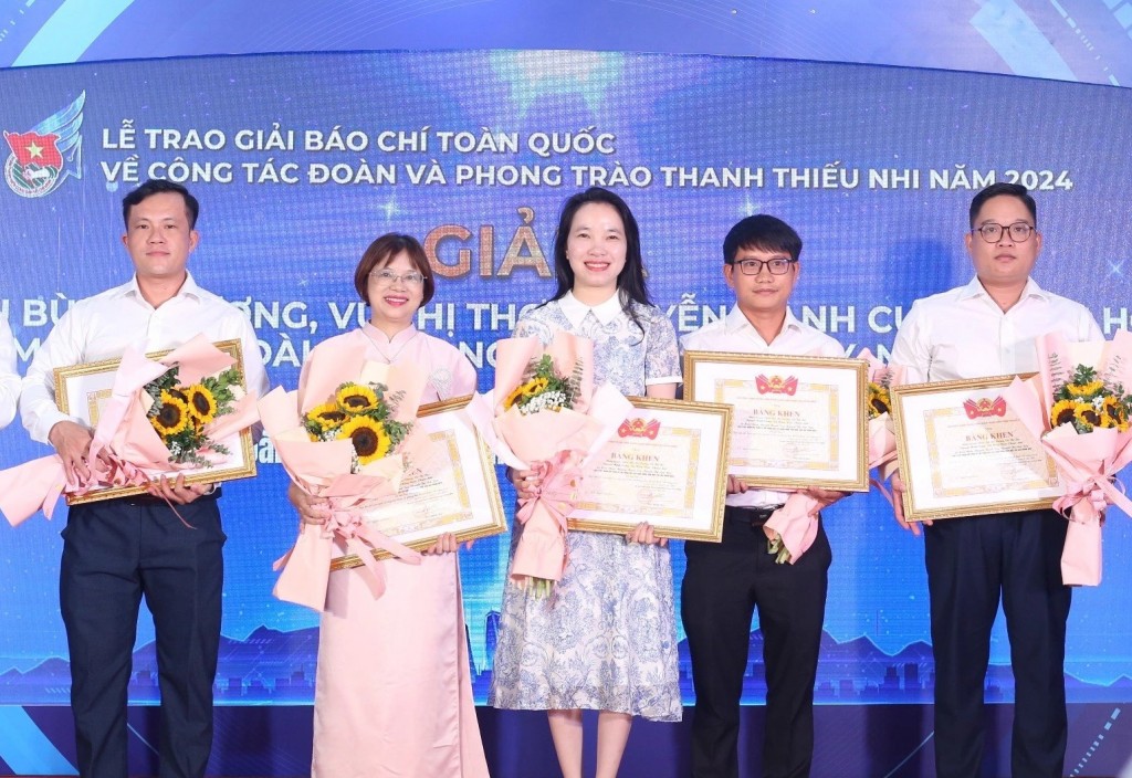 Các nhà báo đoạt Giải Báo chí về công tác Đoàn và phong trào thanh niên năm 2024
