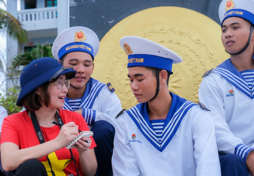 Nhà báo Trịnh Thị Lan cùng các chiến sĩ Hải quân