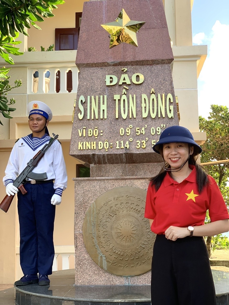 Nhà báo Nguyễn Đình Phương Khánh tại cột mốc chủ quyền thiêng liêng