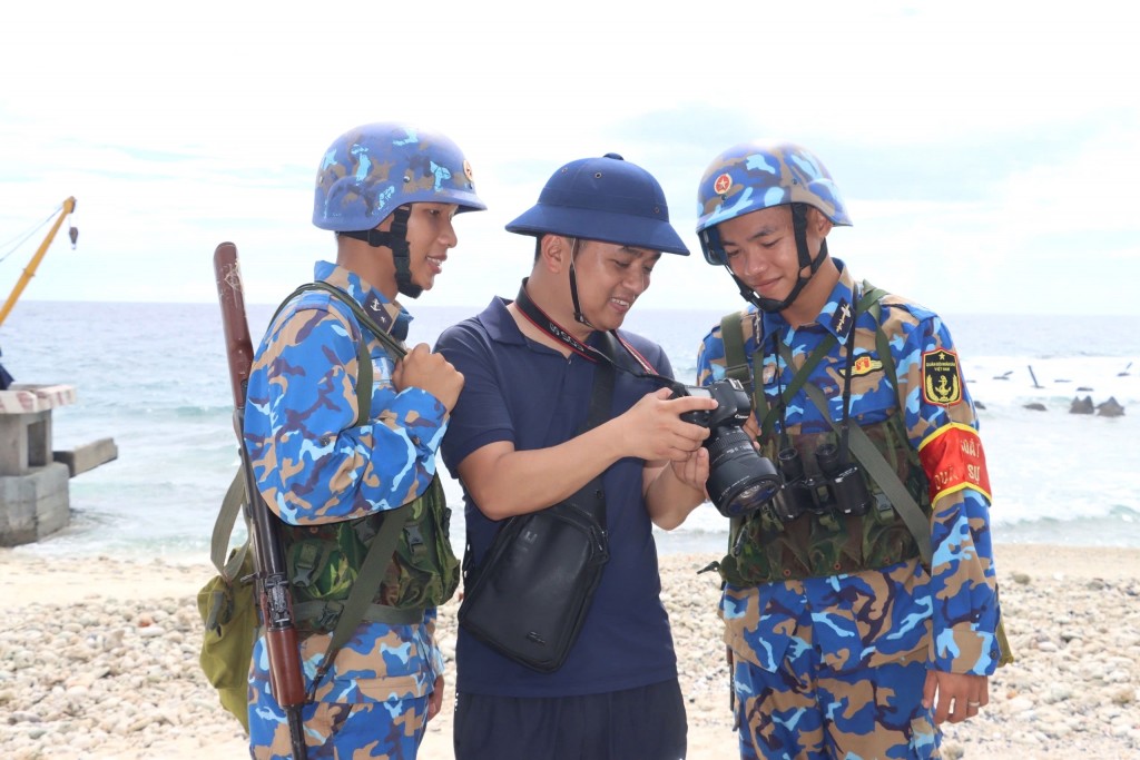 Nhà báo