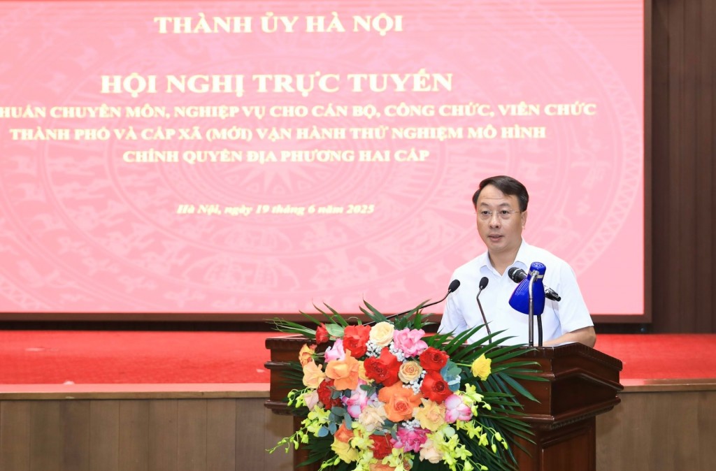 Giám đốc Sở Nội vụ Hà Nội Trần Đình Cảnh báo cáo tại hội nghị. Ảnh: HNM 