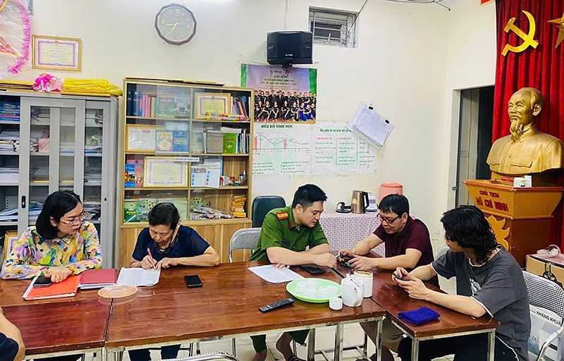Cán bộ Công an phường Bưởi xuống các tổ dân phố tuyên truyền, hướng dẫn người dân đóng góp ý kiến vào dự thảo sửa đổi, bổ sung một số điều của Hiến pháp năm 2013 qua ứng dụng VNeID