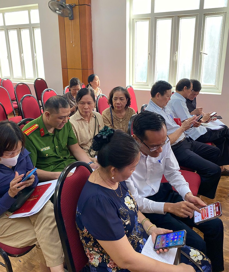 Công an phường Bưởi tham mưu tổ chức tập huấn cho các cán bộ tổ dân phố thực hiện góp ý dự thảo Hiến pháp qua ứng dụng VNeID
