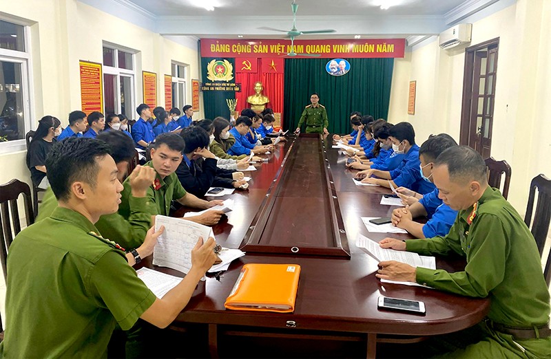 Chỉ huy Công an phường Xuân Tảo tổ chức họp, triển khai các tổ công tác xuống khu dân cư tuyên truyền, hướng dẫn người dân sử dụng ứng dụng ứng dụng VNeID