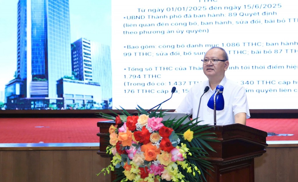 Phó Giám đốc Trung tâm Phục vụ hành chính công thành phố Hoàng Văn Bằng báo cáo tại hội nghị. Ảnh: HNM