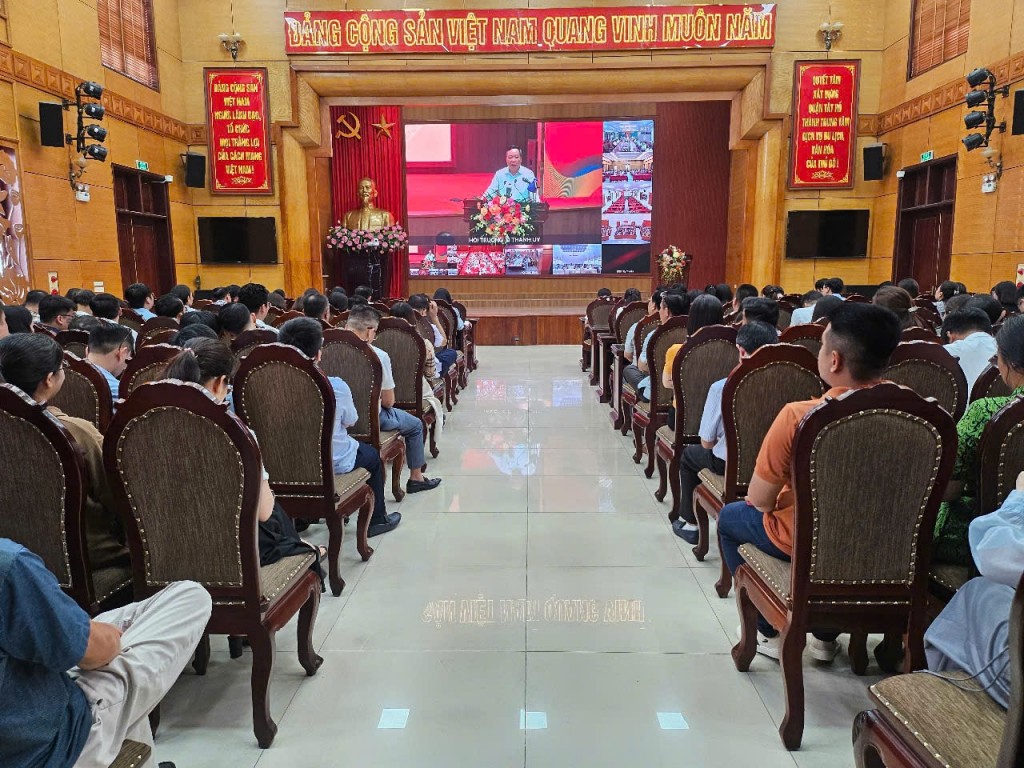 Quang cảnh hội nghị tập huấn trực tuyến tại điểm cầu Quận ủy Tây Hồ. Ảnh: HNM