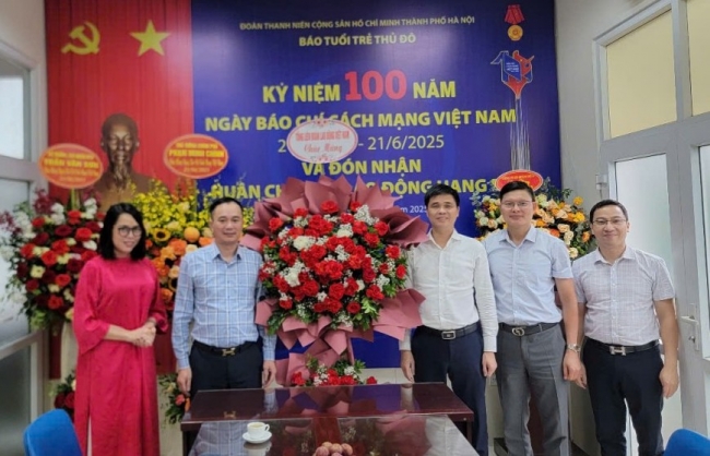 Lãnh đạo Tổng LĐLĐ Việt Nam chúc mừng báo Tuổi trẻ Thủ đô nhân ngày 21/6