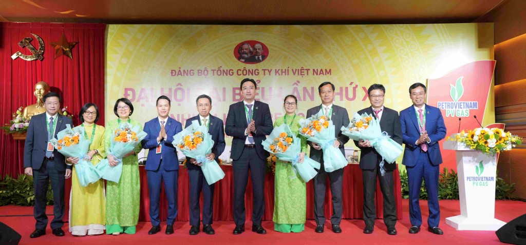 Đại hội tặng hoa tri ân Ban chấp hành nhiệm kỳ 2020-2025